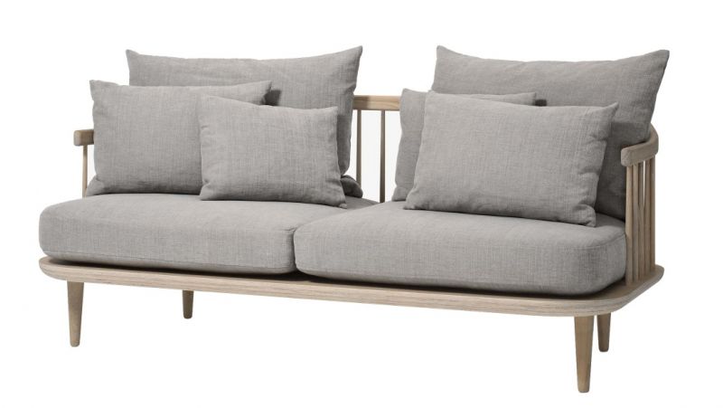 Fly Lounge 2-Sitzer Sofa mit Eiche Gestell und grauen Kissen, modernes skandinavisches Design.